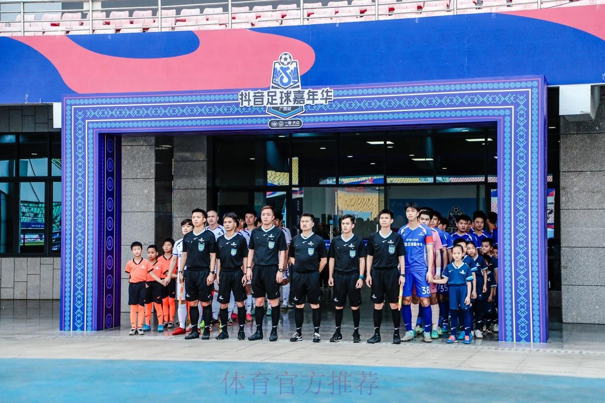 足球少年球技展演 体博会足协展台精彩继续 足球少年球技展演 体博会足协展台精彩继续